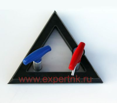 Triangle vacuum box with a vacuum gauge and valve handles (7,48x7,48x7,48 in)